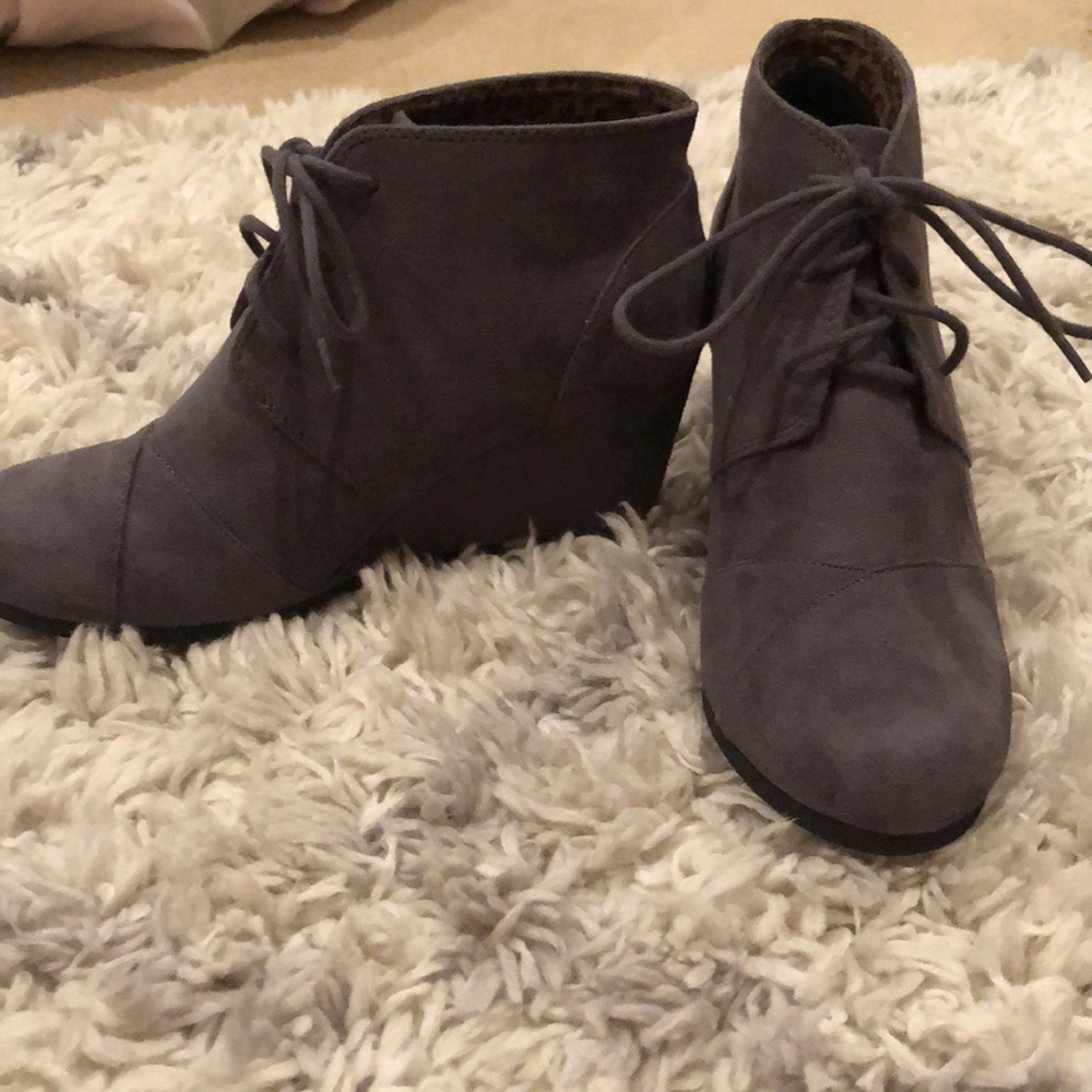 Grey wedged shoes